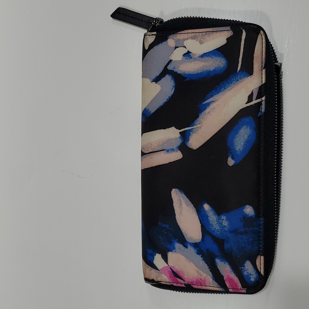 NWOT Tumi Continental Flap Wallet in Himalayan Sky Print